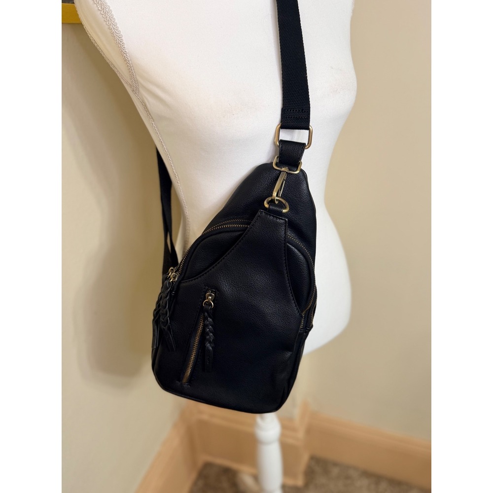 Jen & Co Black Pebbled Vegan Leather Sling Bag Crossbody Backpack Chevron Lining